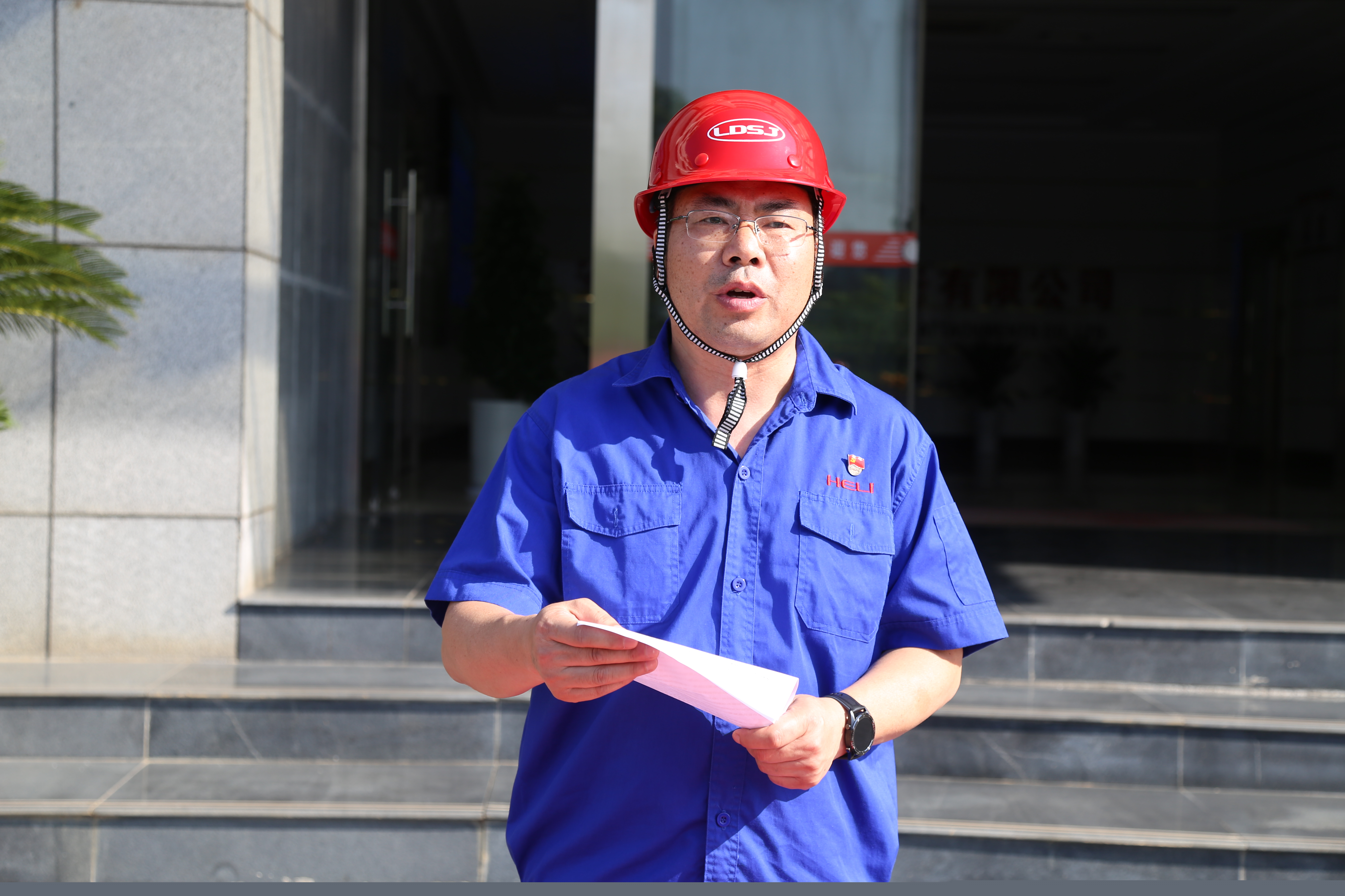 1.公司黨委委員、副總經(jīng)理夏萬軍作啟動會動員講話.JPG